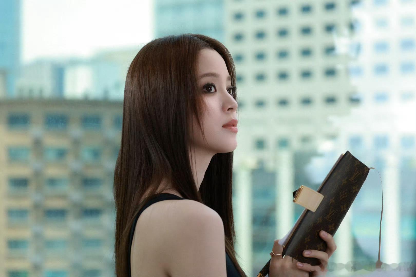 被欧阳娜娜硬控这组图是能免费看的？黑裙+眼神=顶级钓系​​​