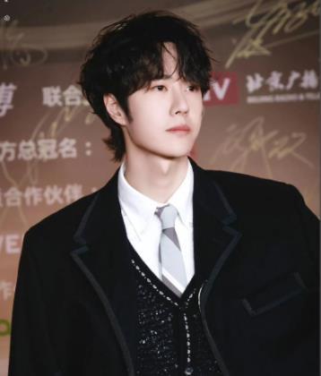 疑似塌房男顶流几年没进组对于网传有顶流男演员塌房长时间不进组一事，有网友揣测是
