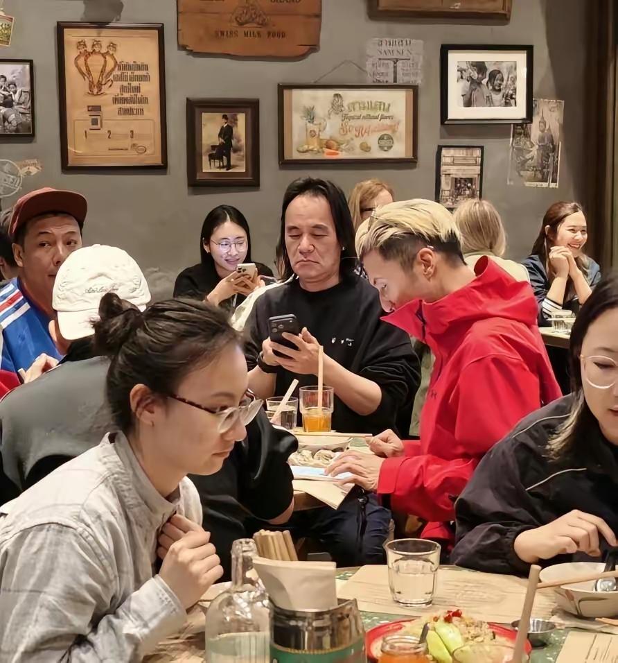 45岁谢霆锋近照，依然是少年感十足。出走半生，归来仍是少年，谢霆锋做到了。谢霆