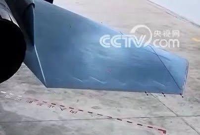 歼-16尾翼多了排锯齿，隐身悄悄升级，空战任务让给五代机。央视画面显示，一架歼-