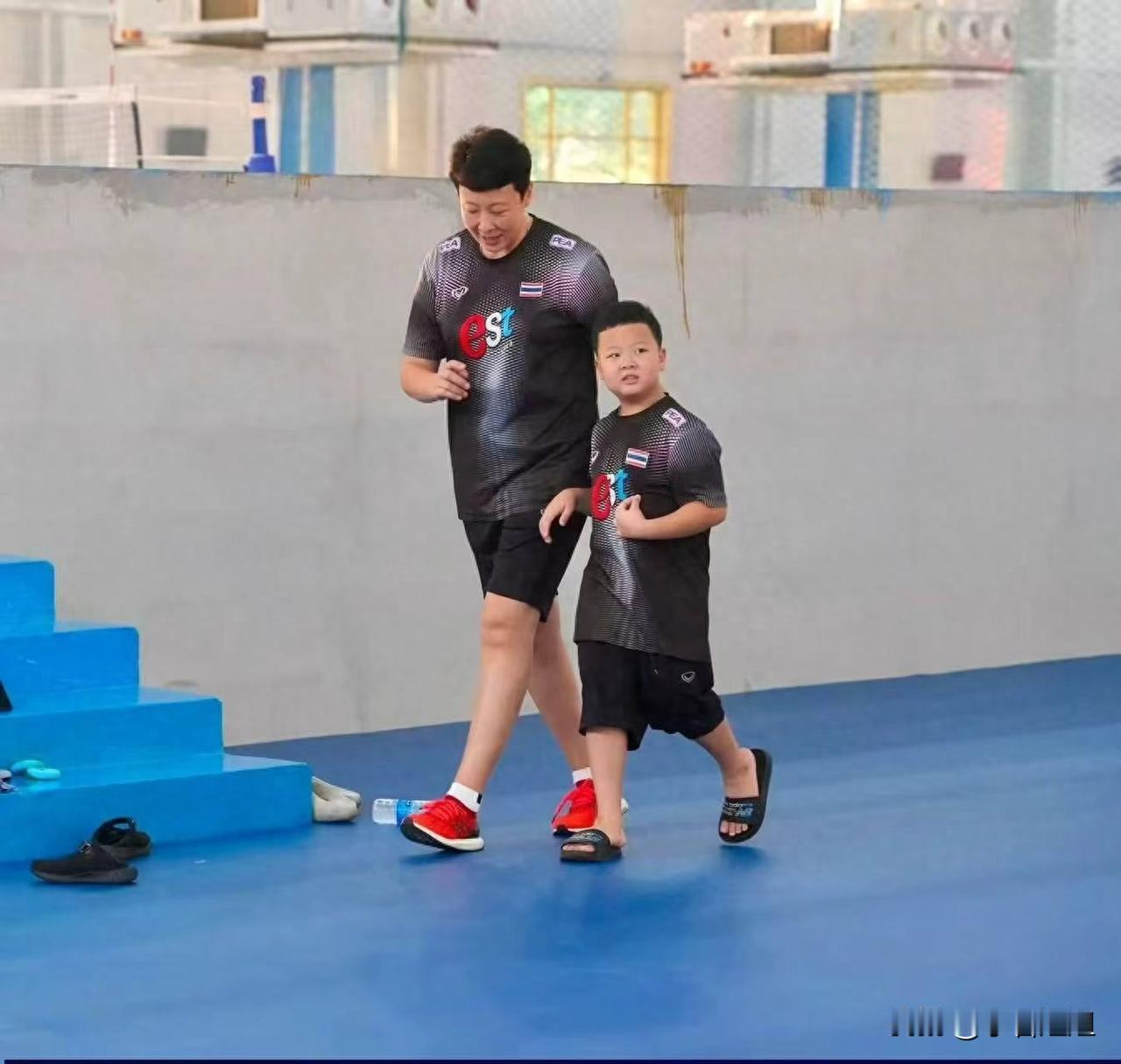 我严重怀疑冯坤这次带8岁儿子回国，不光是为了探亲，更是为了完成“排球外交”与