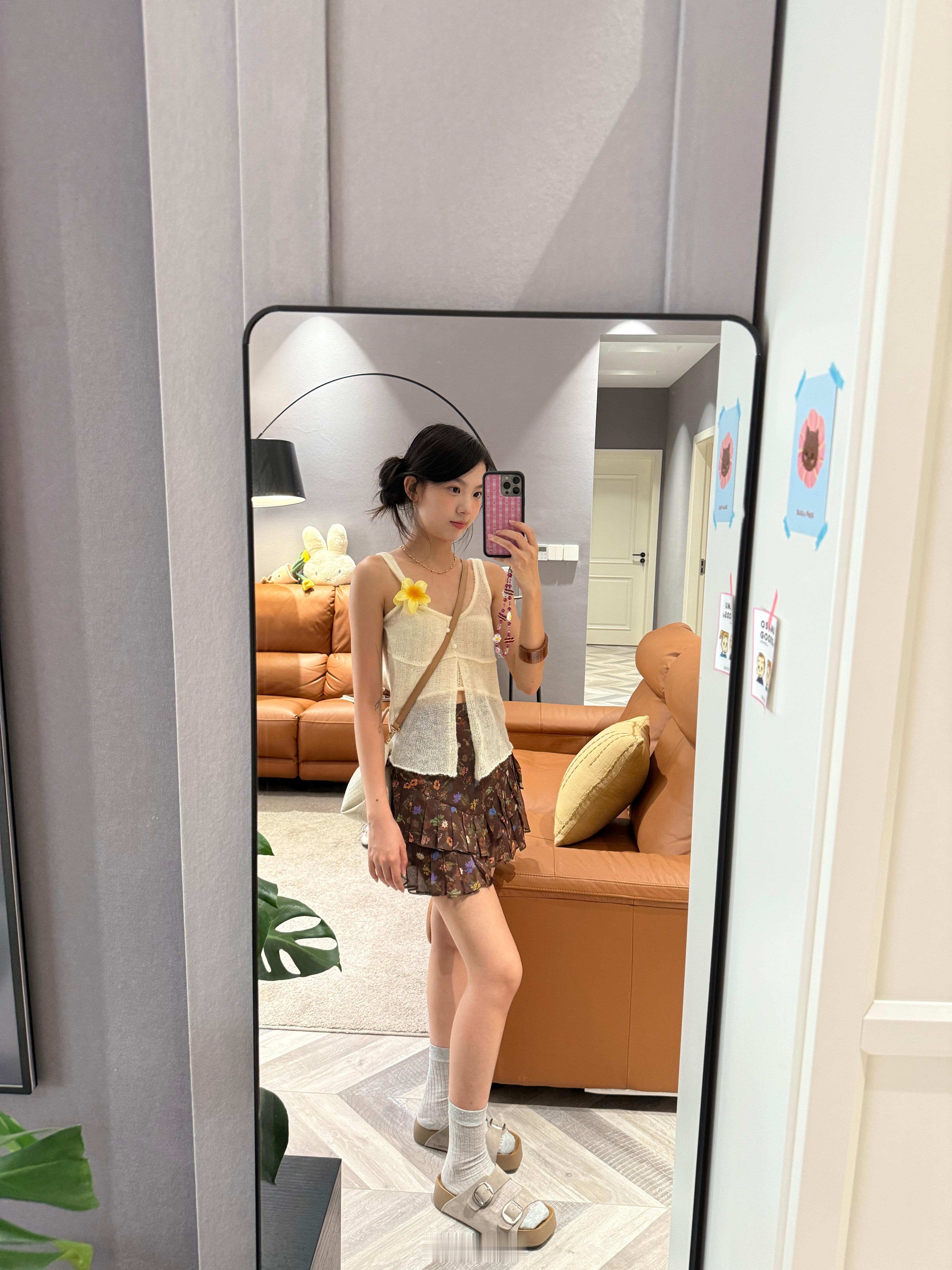富人新标识：ProMax版iPhone戴WF联名款手机壳。​​​
