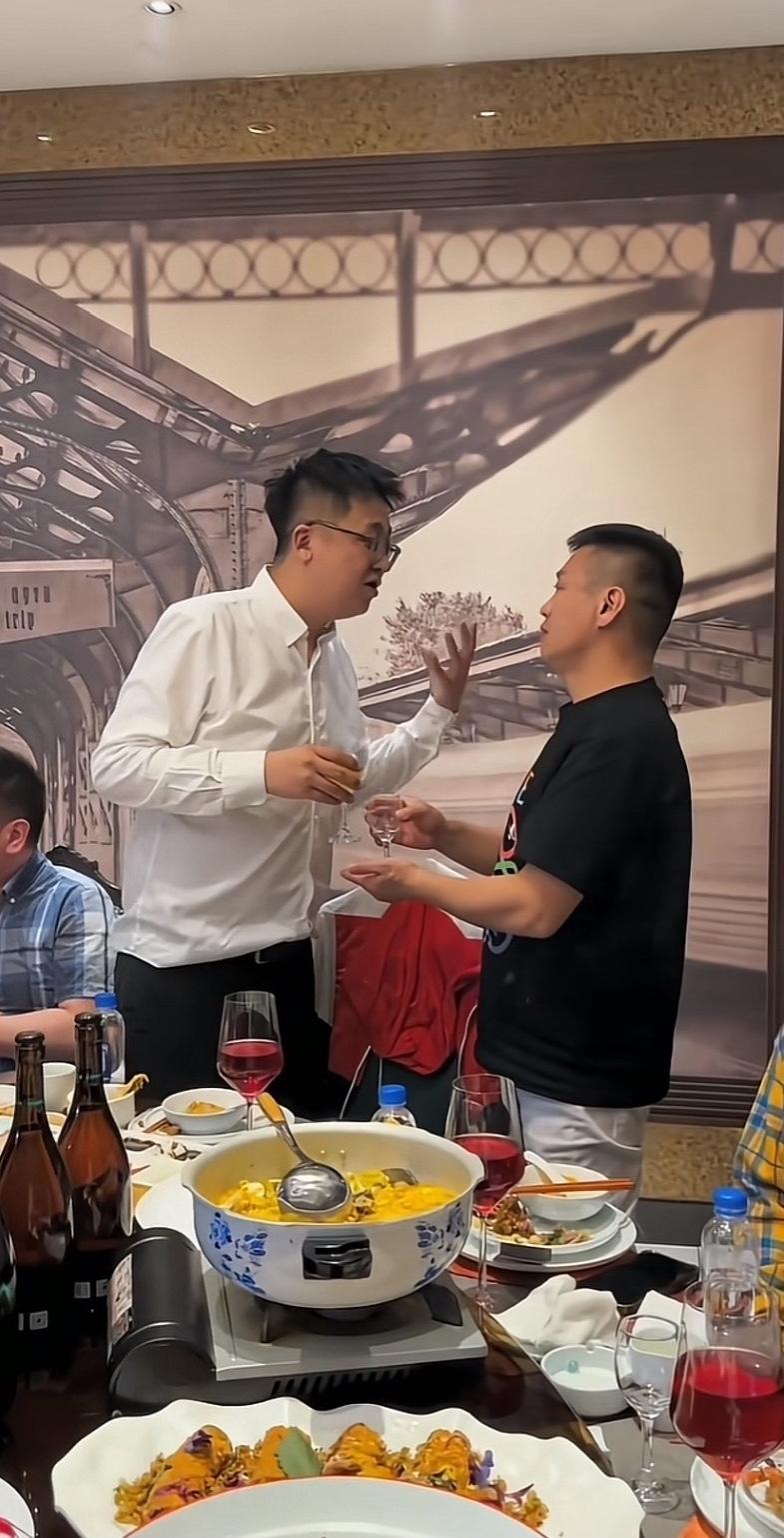 沛县大网红二哥这饭局的排面，真不是吹的。桌上的菜还冒着热气，杯子里的酒刚倒上，