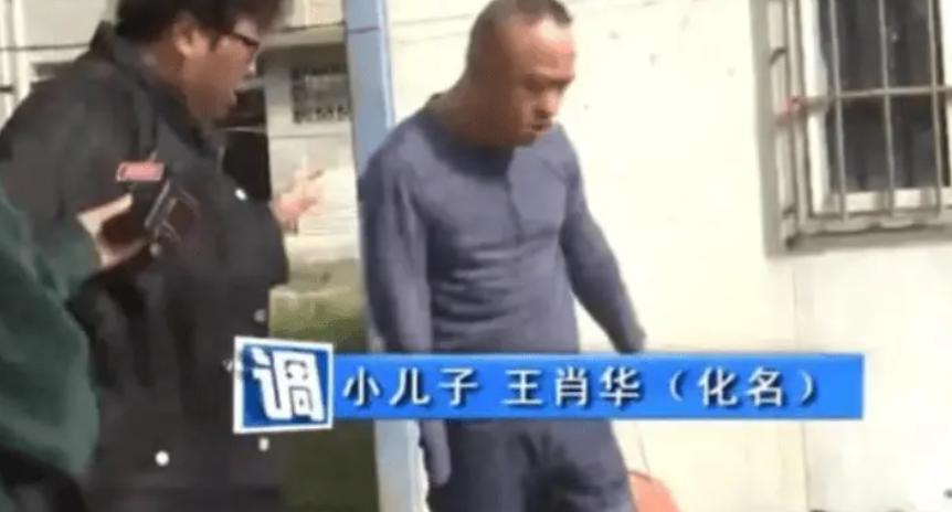 独臂男子赡养父母20年，为还外债卖掉老房，母亲却偷偷通知海外3子女：赶紧回来分钱