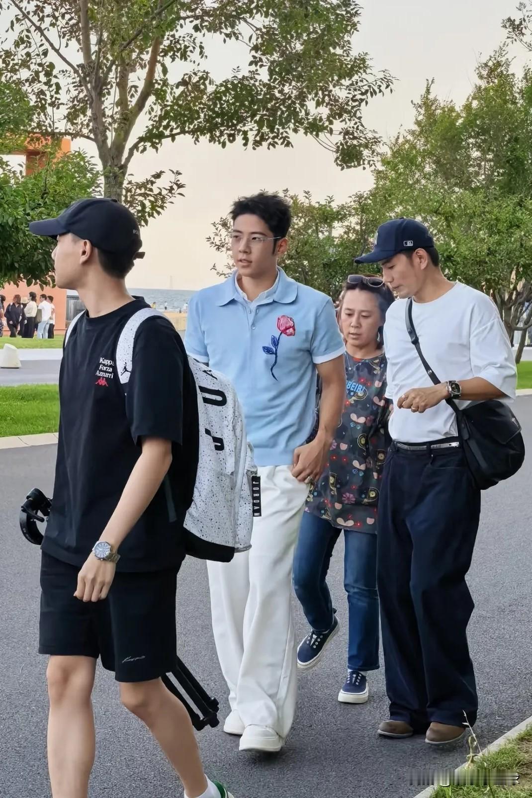 在阿那亚，有网友偶遇郭涛的儿子“石头”，照片里他个头高、身板壮，少年感已经少了，