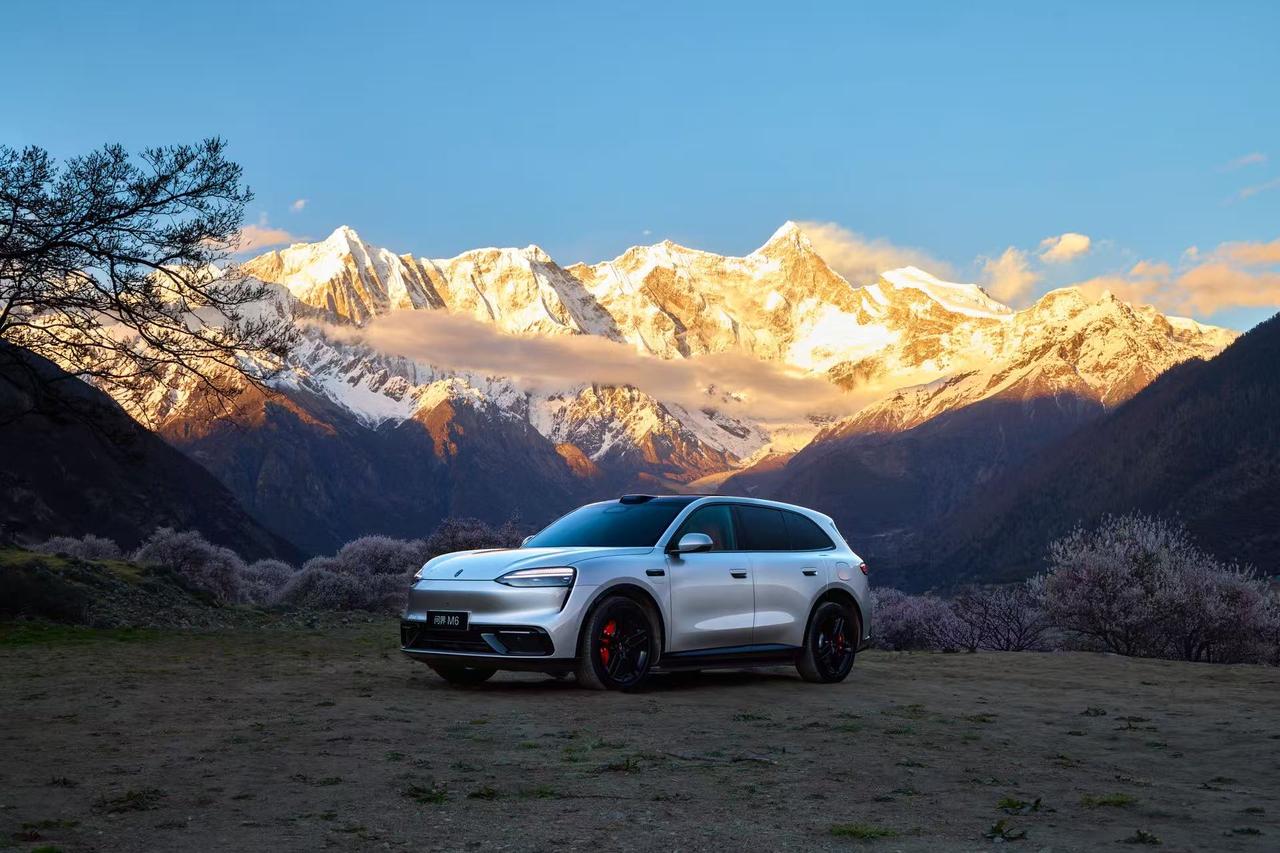 8块双层夹胶玻璃,问界M6静谧性堆料太足想要极致的安静,没有真材实料是不行的。