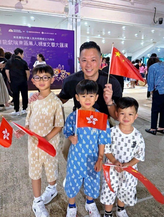 胡杏儿的三个儿子和爸爸简直是复制粘贴基因太强了​​​​