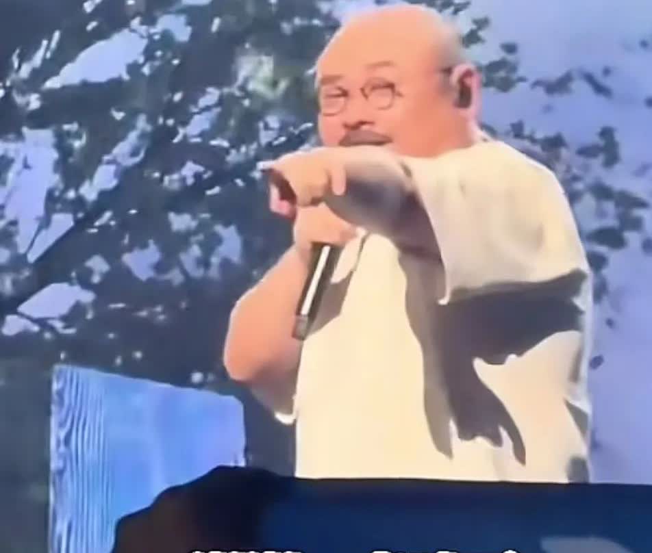 “音响哥，辛苦了”，刀郎老师压轴唱《2002面第一场雪》时，台上点名“铁粉”音响