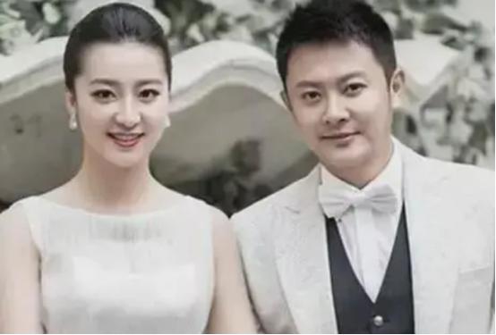 2014年，印小天向哈琳娜求了婚，哈琳娜说：“我是硕士学历，家族企业，愿