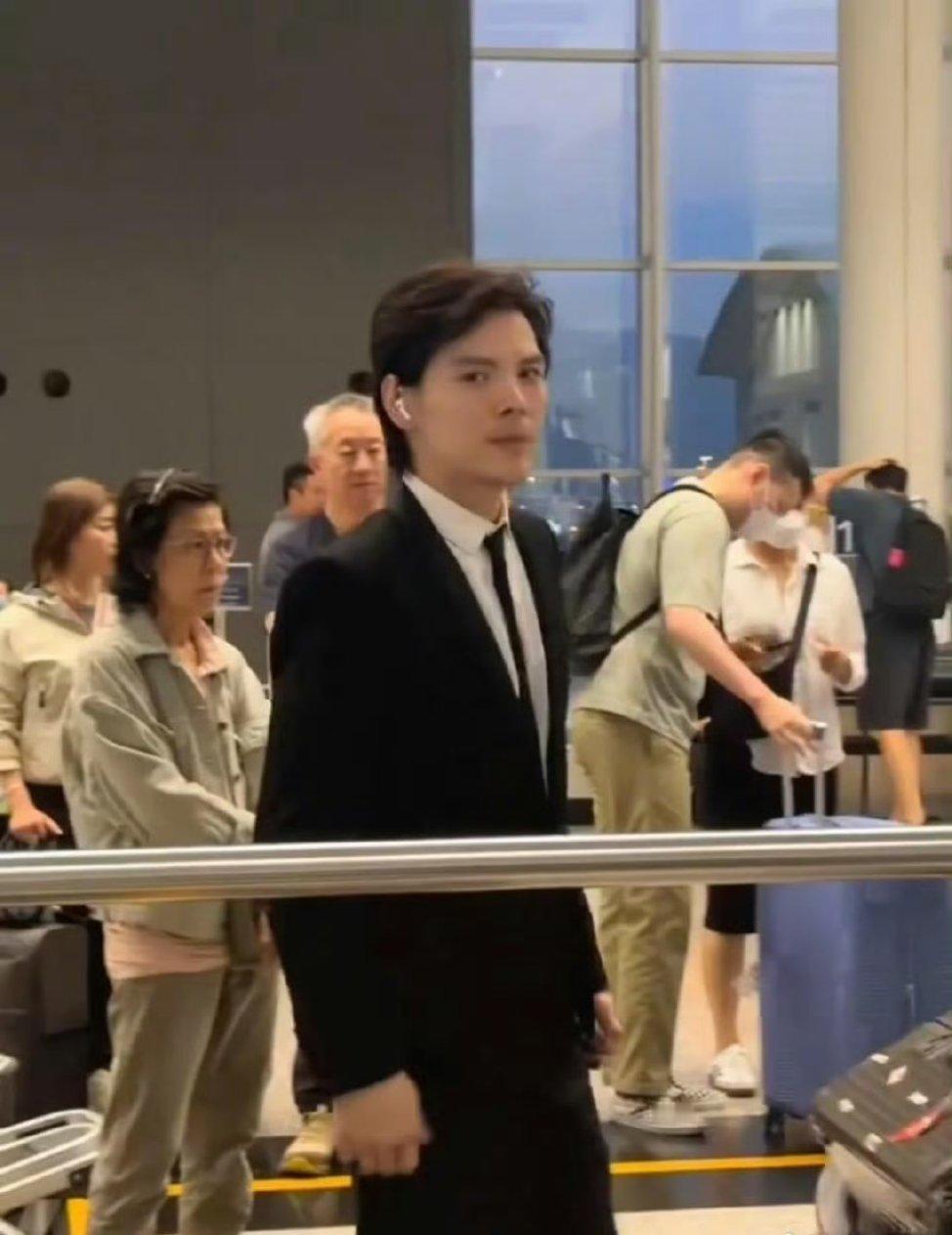 向佐变帅了向佐好好穿衣服还是很帅的，这身黑西装看起来人都精神了不少，抽象半生归来