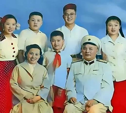 1955年，与徐海东失散二十多年的女儿徐文金在广播中听到了父亲的名字。她怎么也没