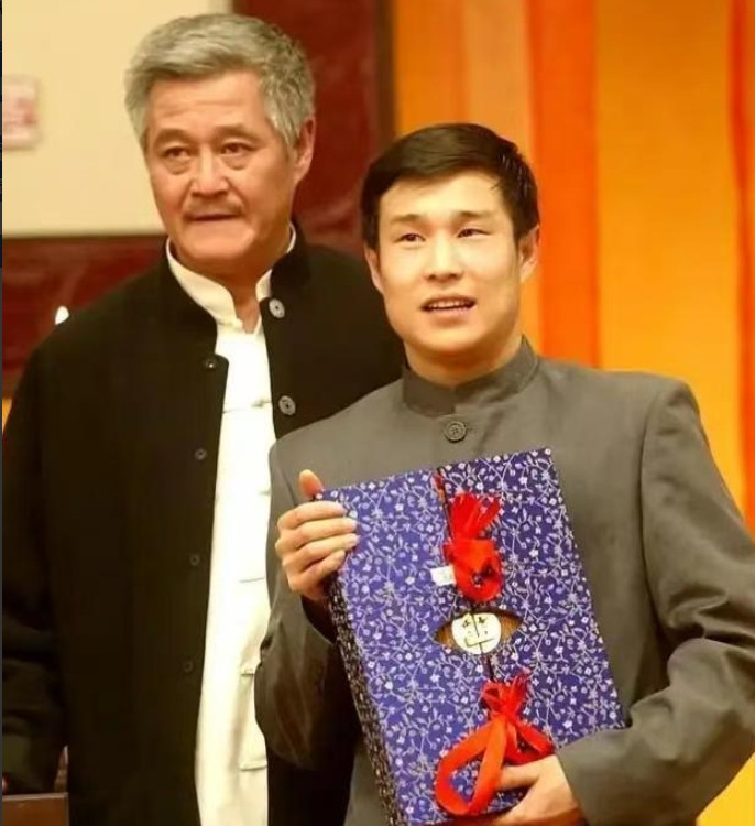 2009年，小沈阳大火之后，一年之内就赚到了两个亿，可就在这个时候，赵本山表示公