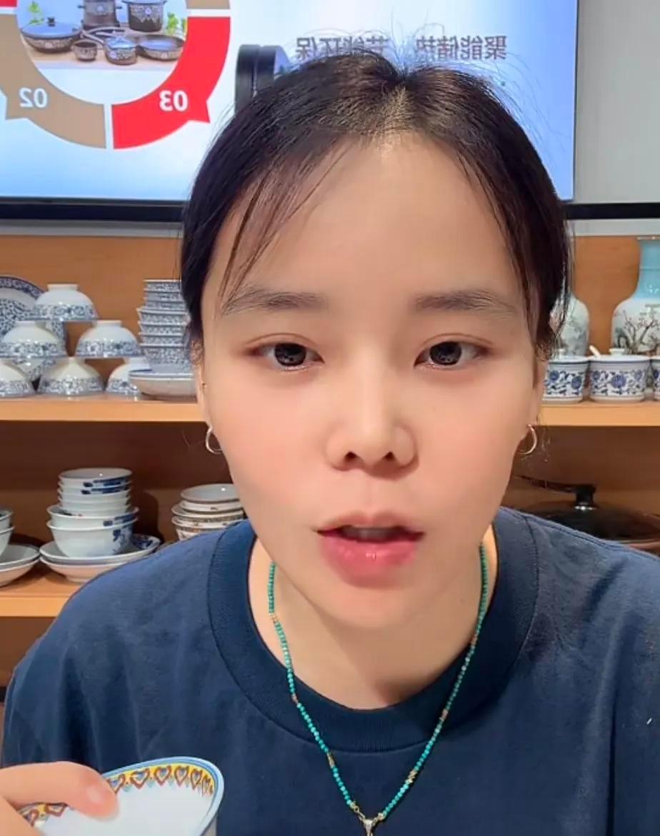“熊磊今天穿得跟隔壁班女生一样，白T牛仔，头发随便一扎就开播。”三句话，300
