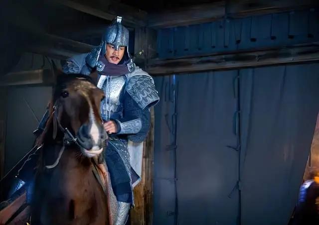 秦末天下大乱，有个人被两万人推举当王，他妈却说了一句："暴得大名，不祥。不如投靠