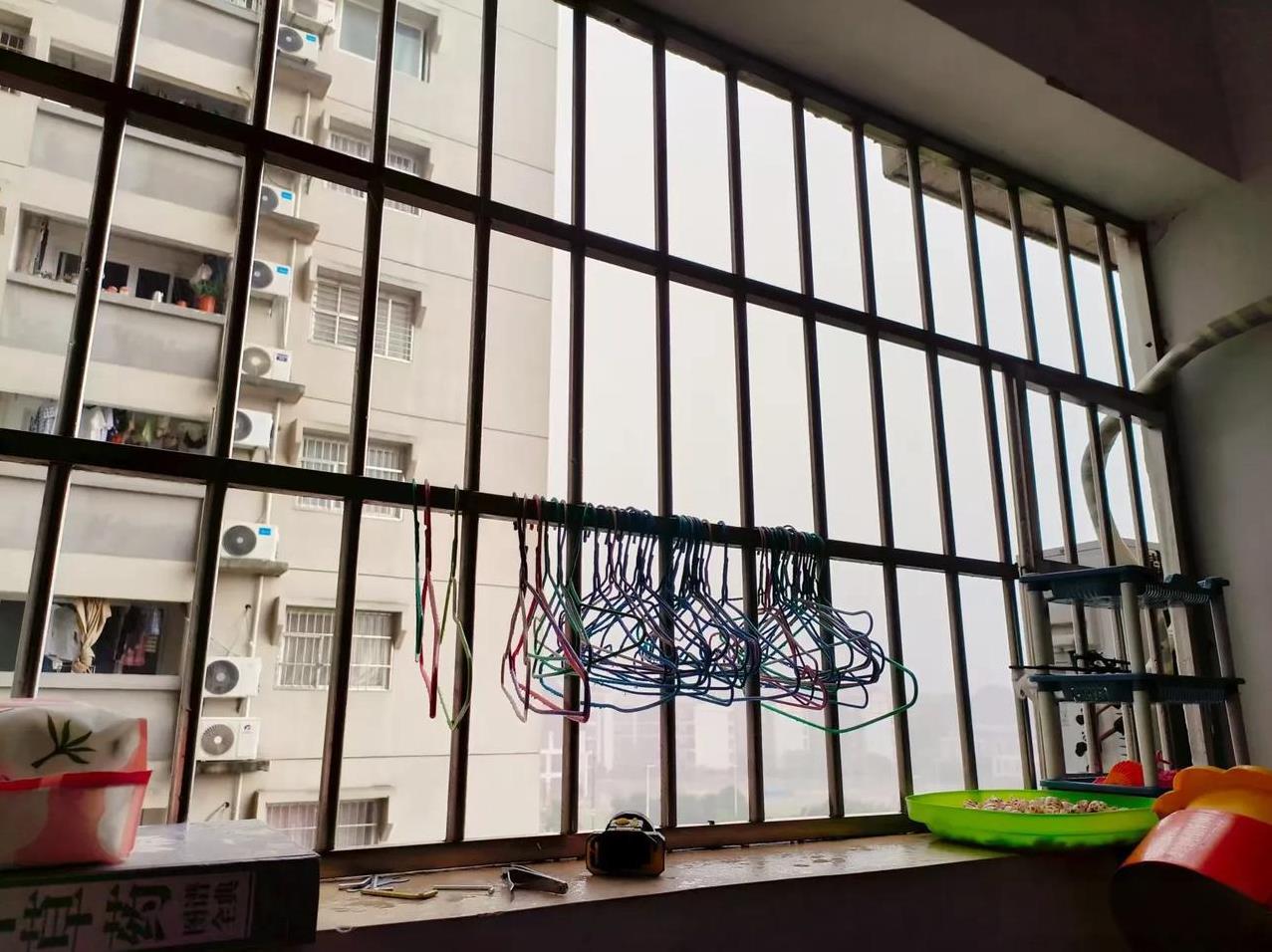 人在有能力的情况下，还是应该要有一个属于自己的房子。我目前是住在公租房的，但我