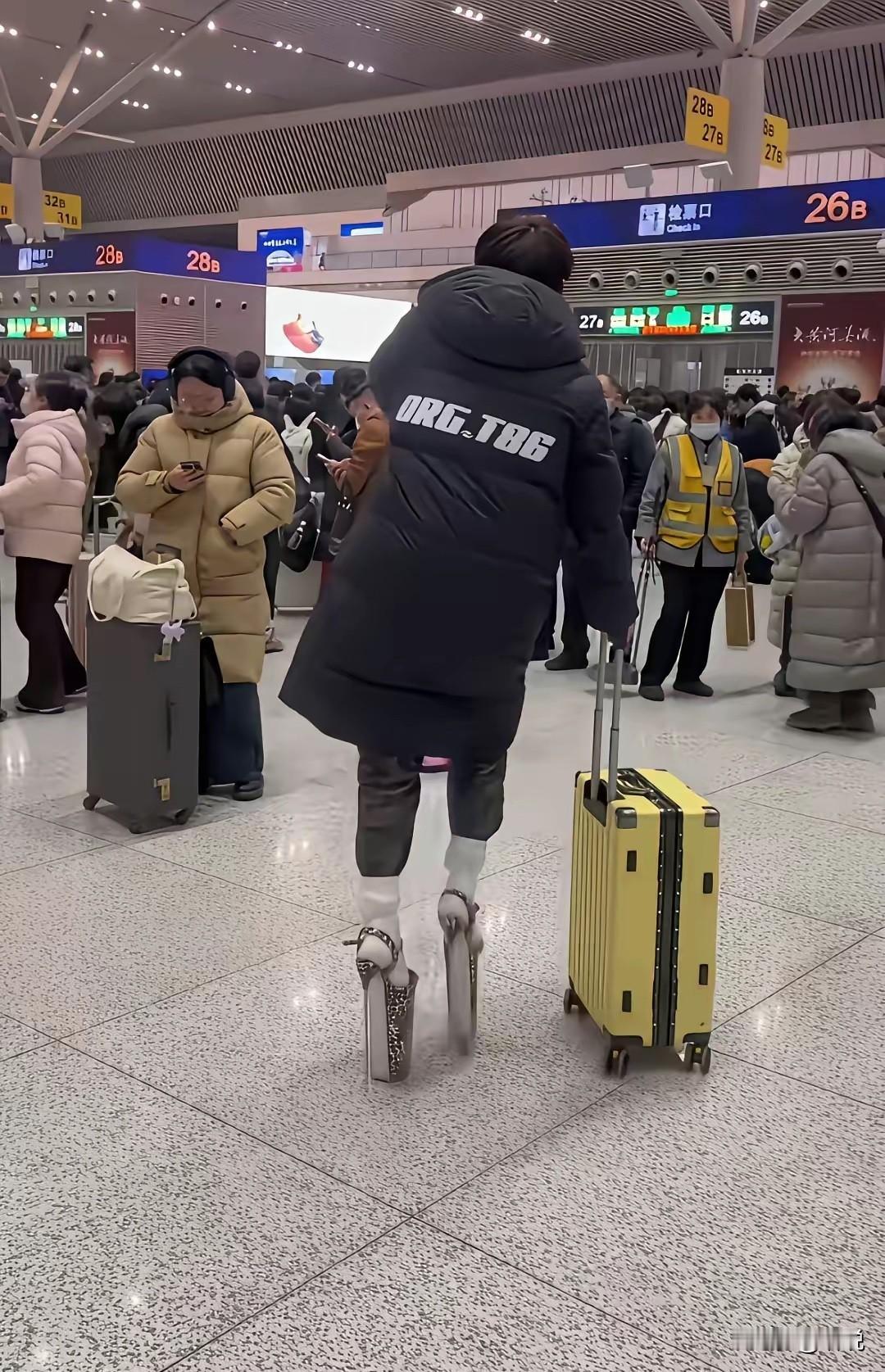 第一次见这么高的鞋，走路也是门技术活