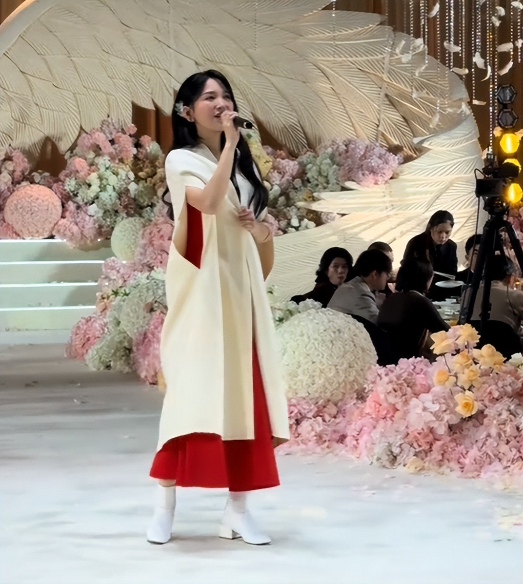 42岁著名歌手江42岁著名歌手江苏走穴，被嘲宾客只顾吃席没人搭理。 想说她挣