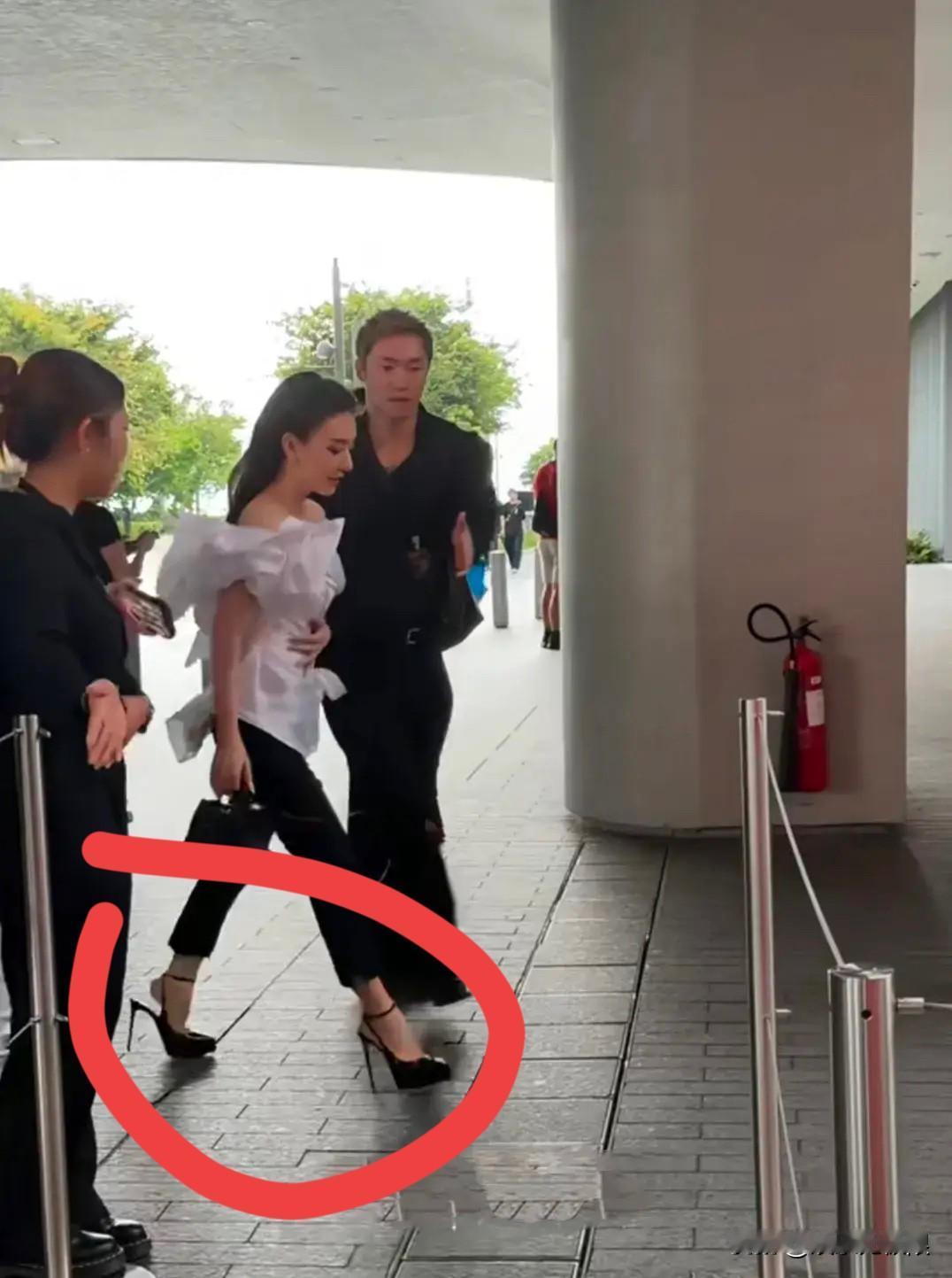 方媛的身高真的很谜！网友偶遇方媛参加活动的生图，她的身高官方是162cm，这