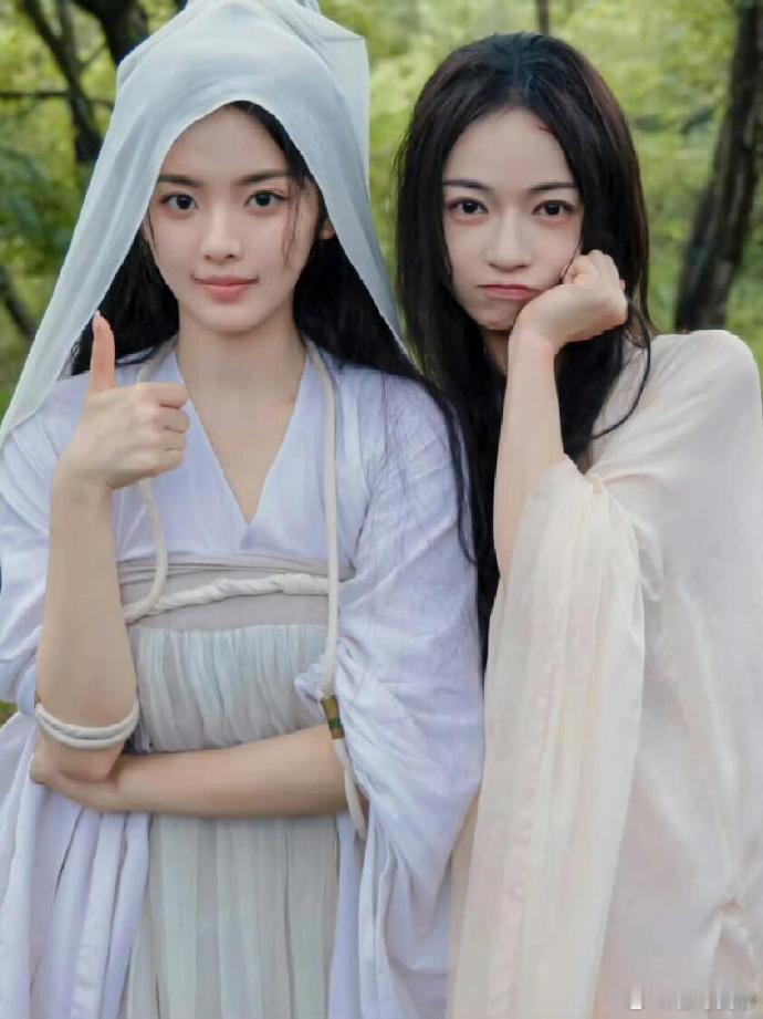 以前不明白为什么她被夸神颜，直到看到了合照。。。。