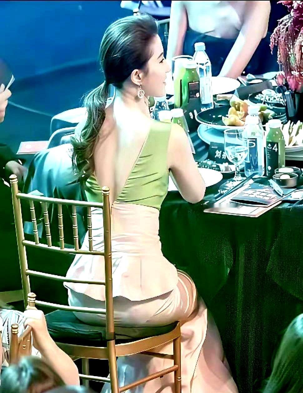 看见刘亦菲那头发，别信。我直接问了圈里一个跟过组的造型师，他原话：“她化妆台第