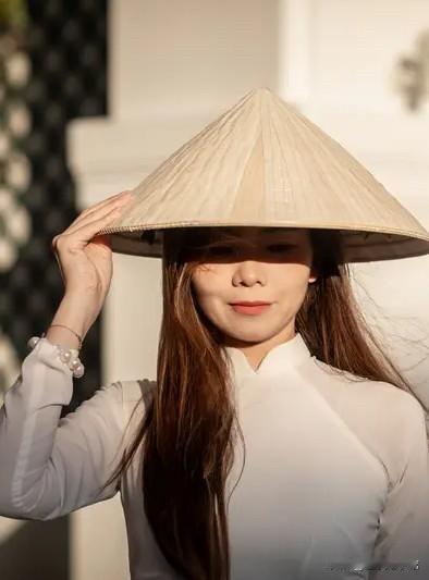 最近听一位研究地理关系的教授聊越南，说这个国家别看现在经济挺热闹，想成为发达国家