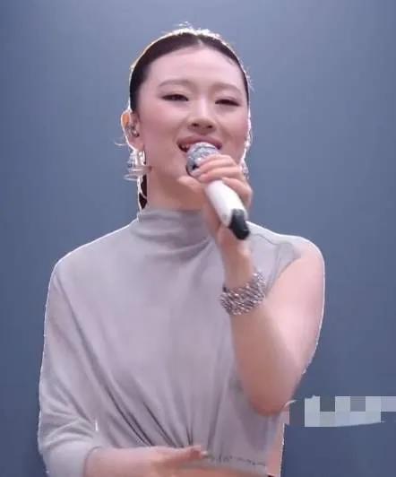 看看吧，这些行业精英发自内心地在为单依纯加油！只能说，喜欢听单依纯唱歌的人一般