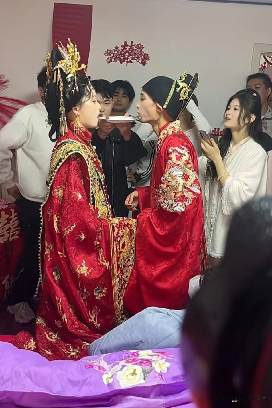 这新郎瘦的，没搜它自己出来的:肺痨冲喜！AI做不到祝福！也别那么损啊像电影里两
