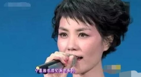 2010年春晚，王菲准备唱《传奇》，她问李健能不能唱？李健表示：随便唱，王菲唱火