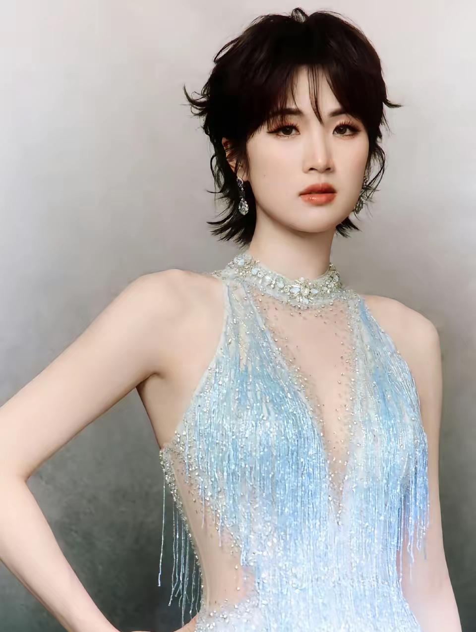 🌙节目里宁静问姚安娜：“你家里的事都是你爸爸做主吗？”姚安娜坦言：“其实我也说