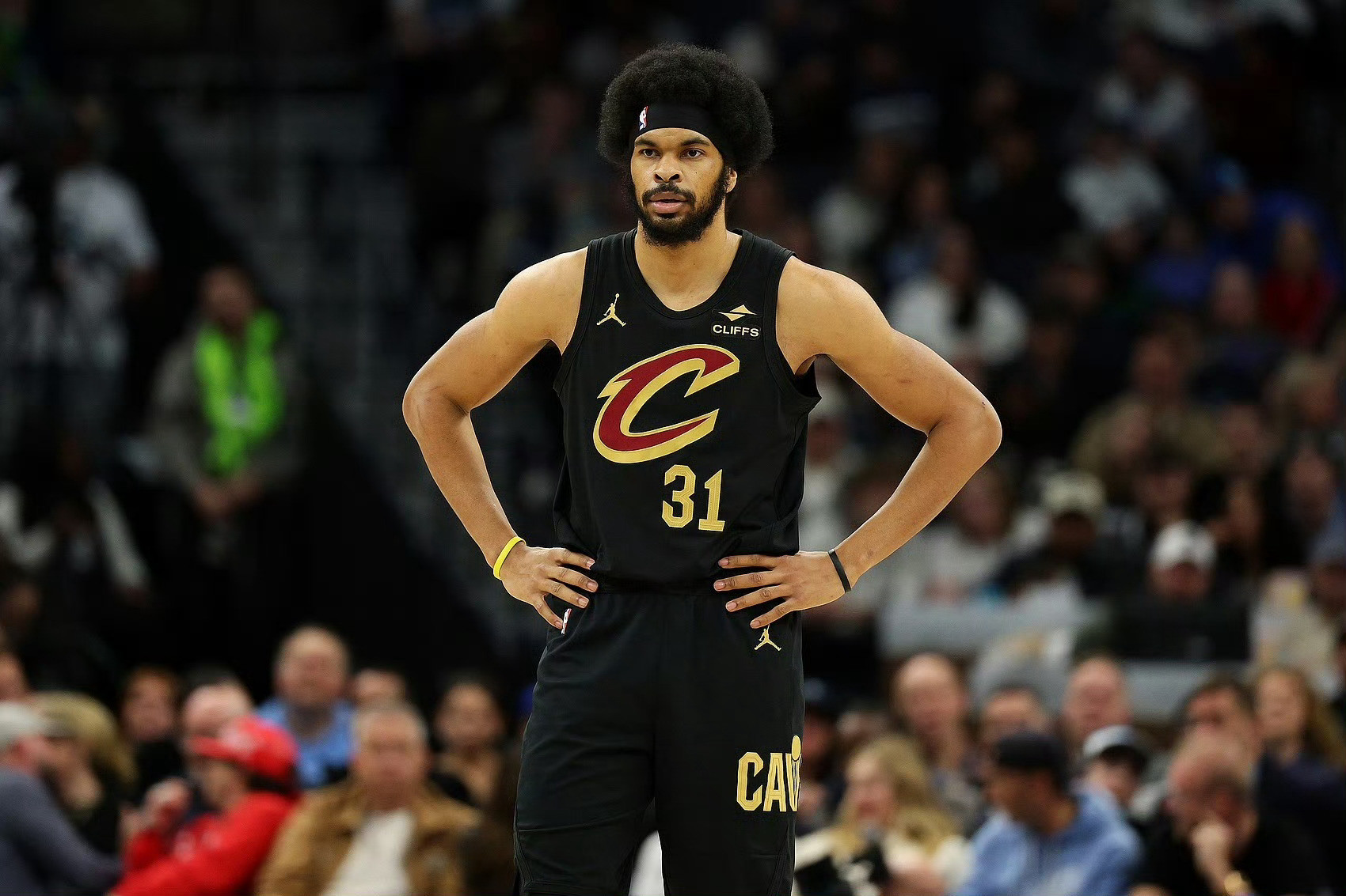 骑士官方宣布，阿伦（右膝伤势）本场比赛小概率回归。活塞vs骑士