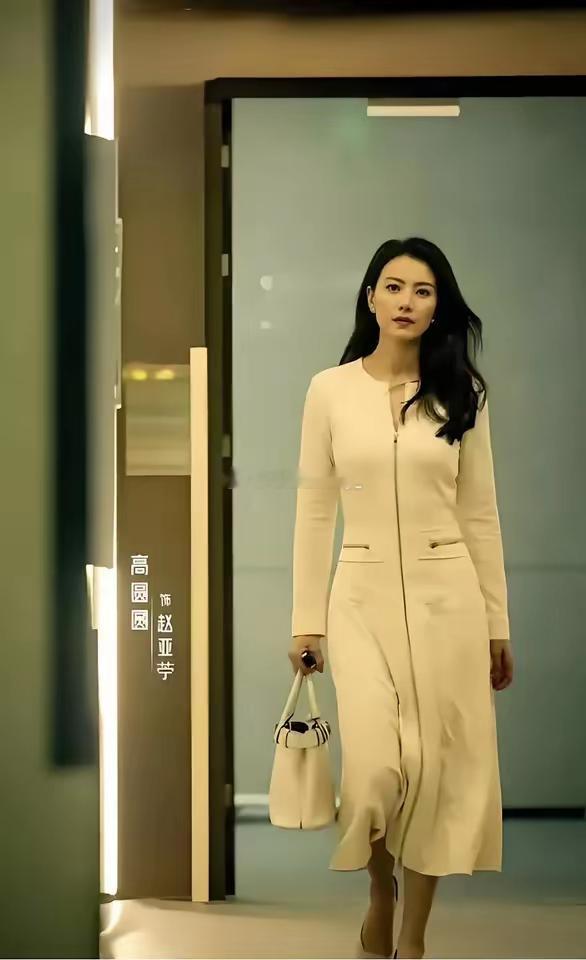 高圆圆，你为什么还要演戏呢？不是因为你老了，不好看了。也不是因为你的演技不好，而