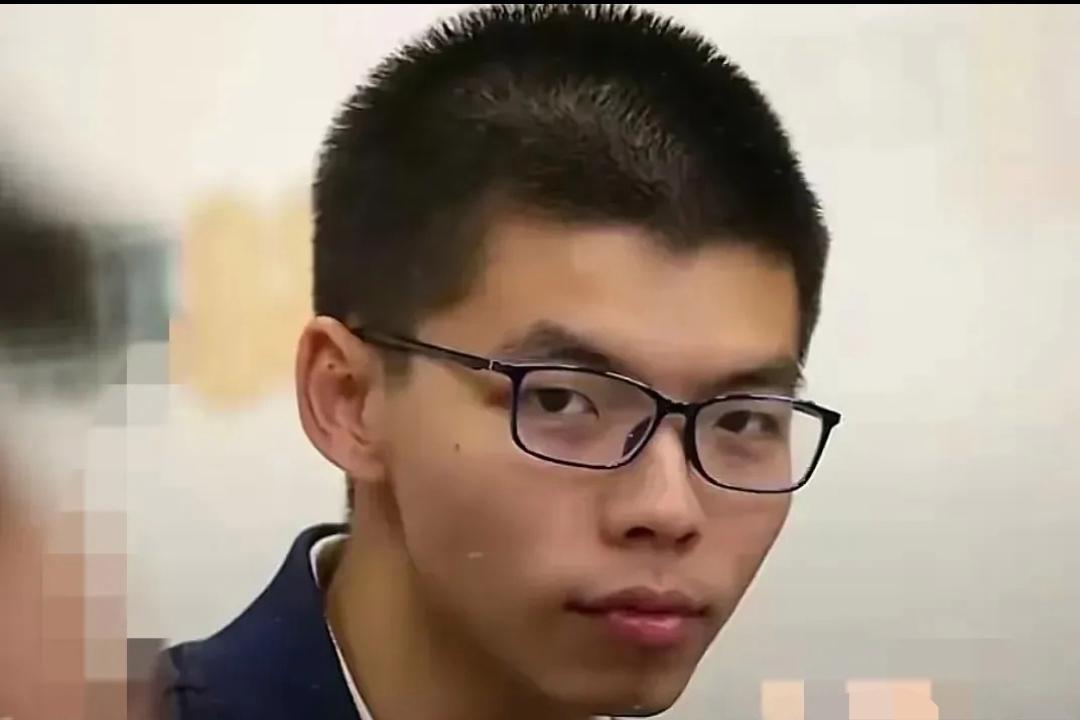 黄之锋，这个越南难民后代，在香港不但不感恩香港的包容，反而搞分裂，勾结境外势力。