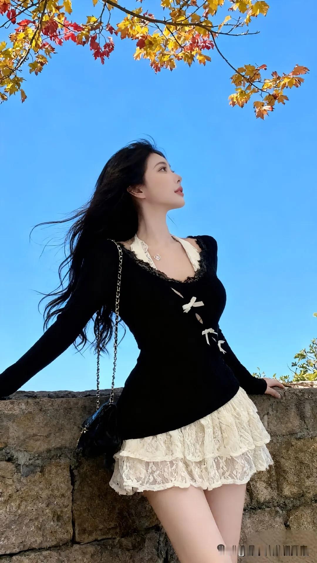 秋日暖阳下，黑裙与白裙的优雅碰撞，惊艳了时光。