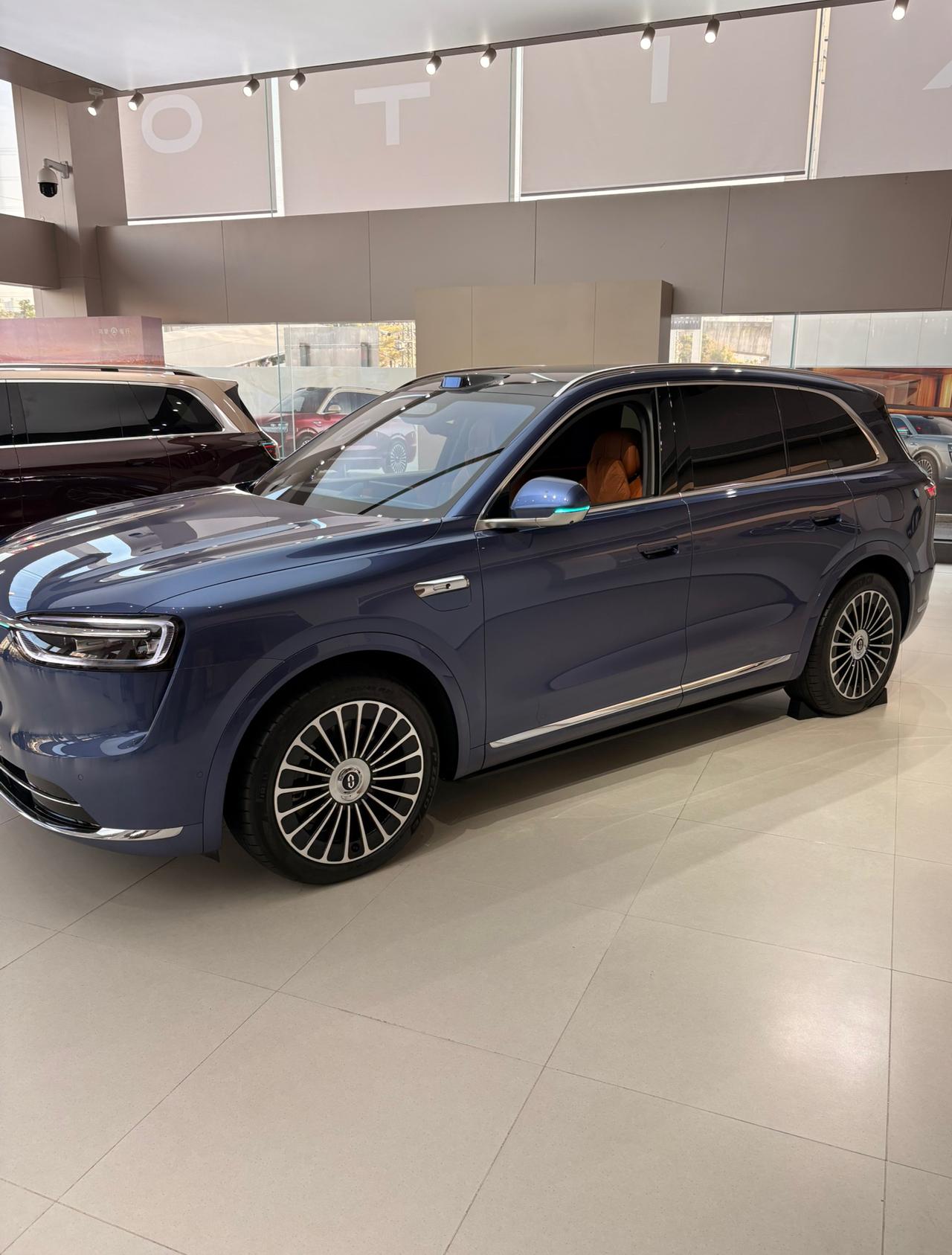 问界M7看起来就是小版的M9！昨天到店里看了一下问界M7，发现外观还是挺漂亮的