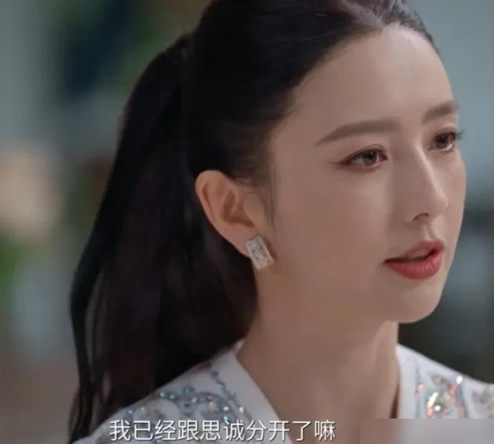 刚看了一个采访，佟丽娅在里面聊到她父亲生病那段时间的崩溃，说自己在北京一个人带孩子，家里也顾不上，事