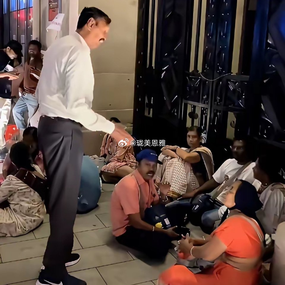上海深夜，印度游客，席地而坐，街头休闲