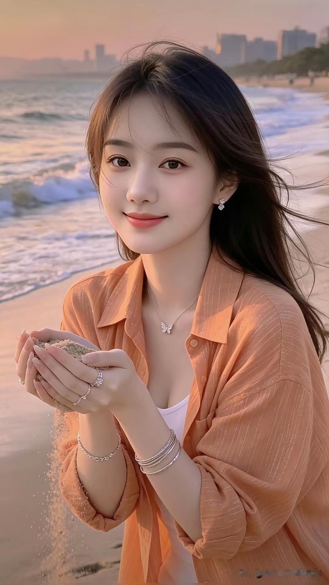 海边女孩拿着沙子，微笑着拍照。