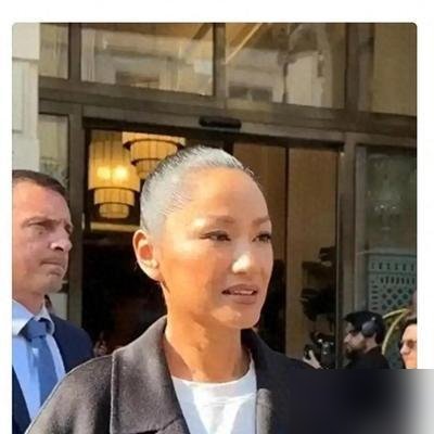 54岁瞿颖顶着一头花白头发，素颜就走红毯了，全网都炸了。镜头怼脸，皱纹清清楚楚，她连遮都不遮。别人走