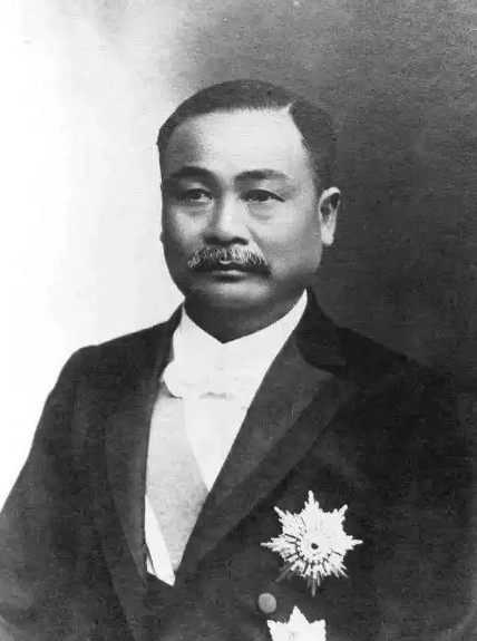 詹天佑修铁路时月薪一千两白银，相当于现在的21万。这份工资就算是养十个小妾都养得