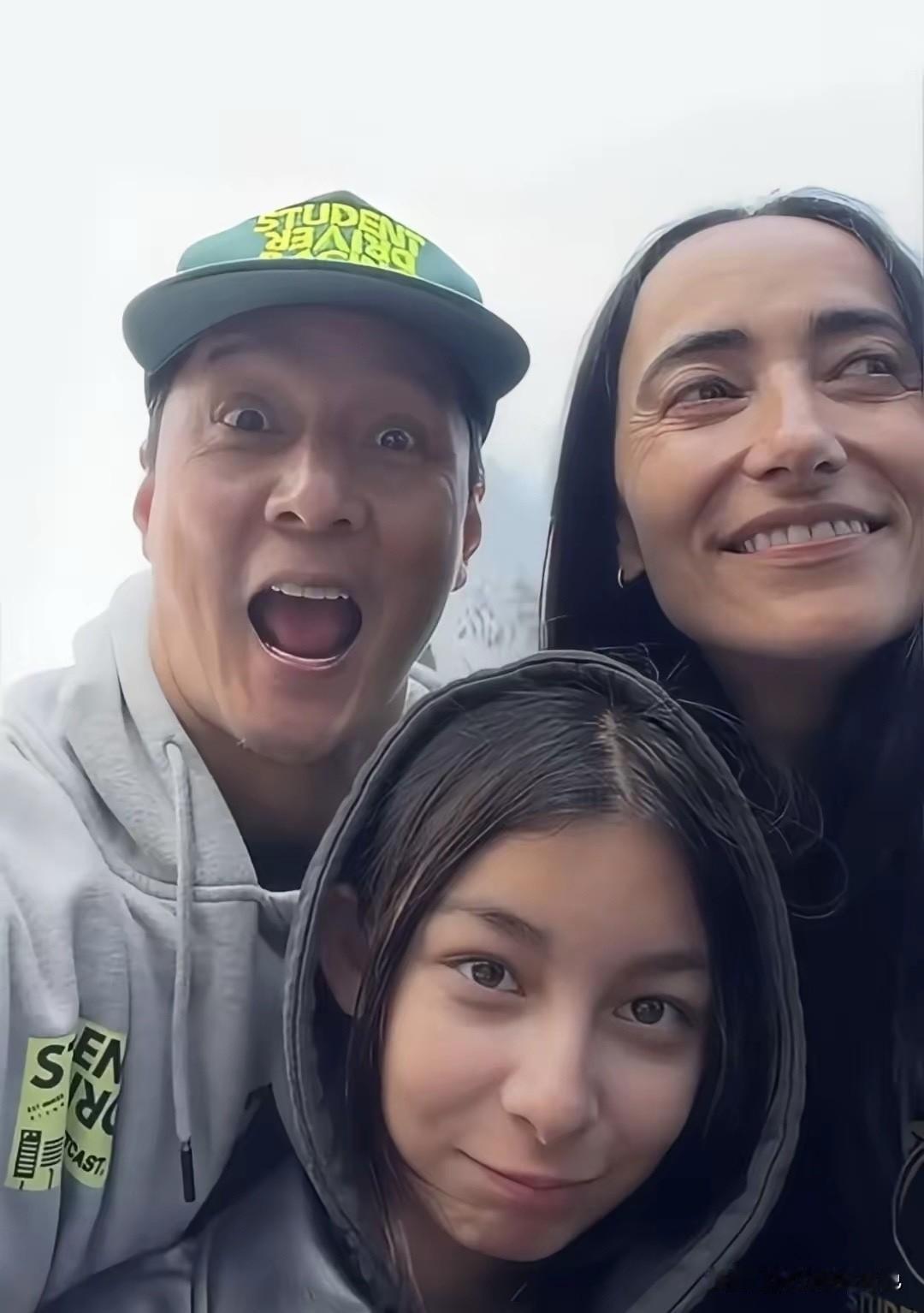 吴彦祖的妻子怎么越看越像男人了！年轻时真的是美得惊艳