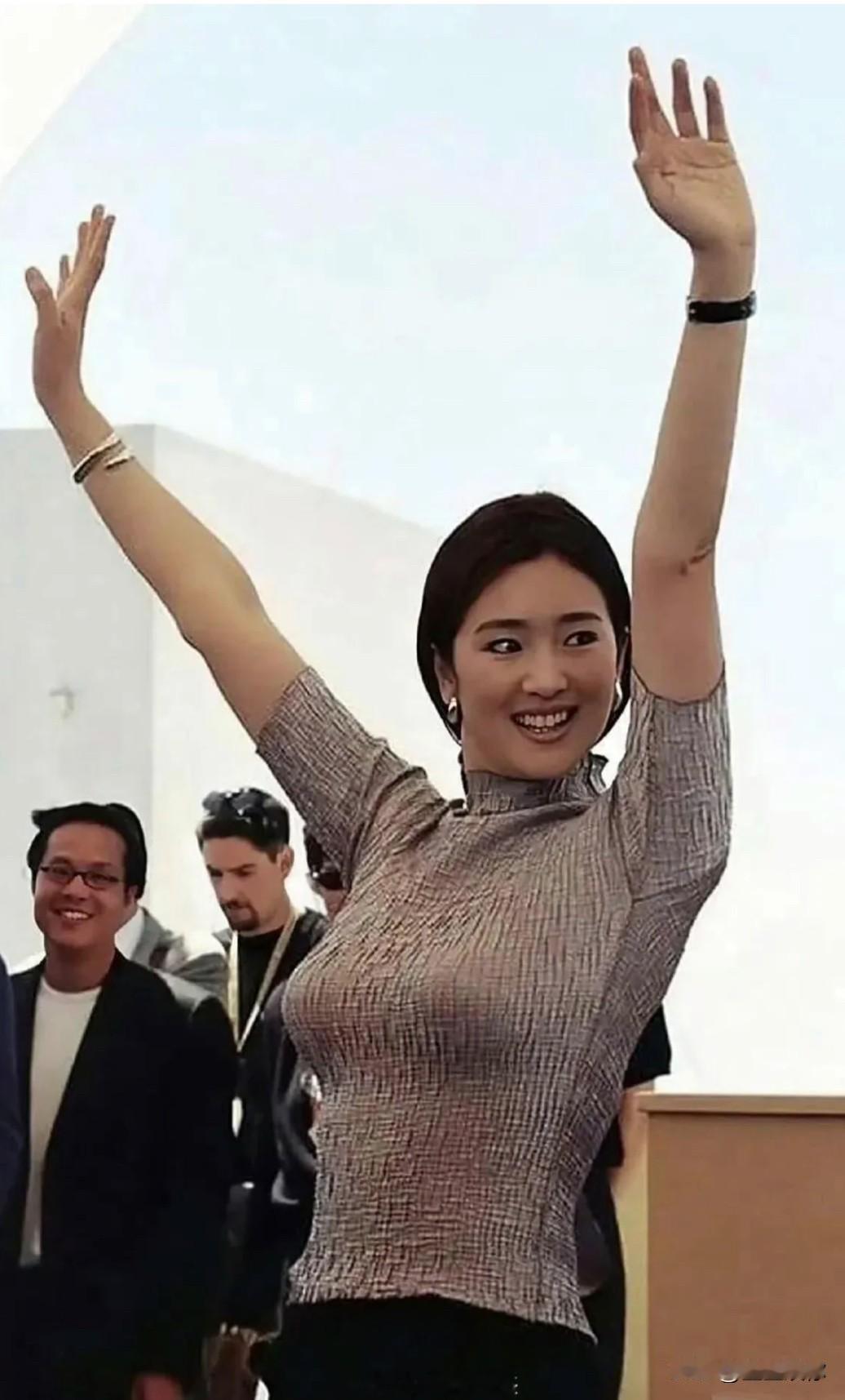 我感觉巩俐和利智都是一个类型的美人，可惜星运差太多，一个被眷顾成巨星，一个被唾骂