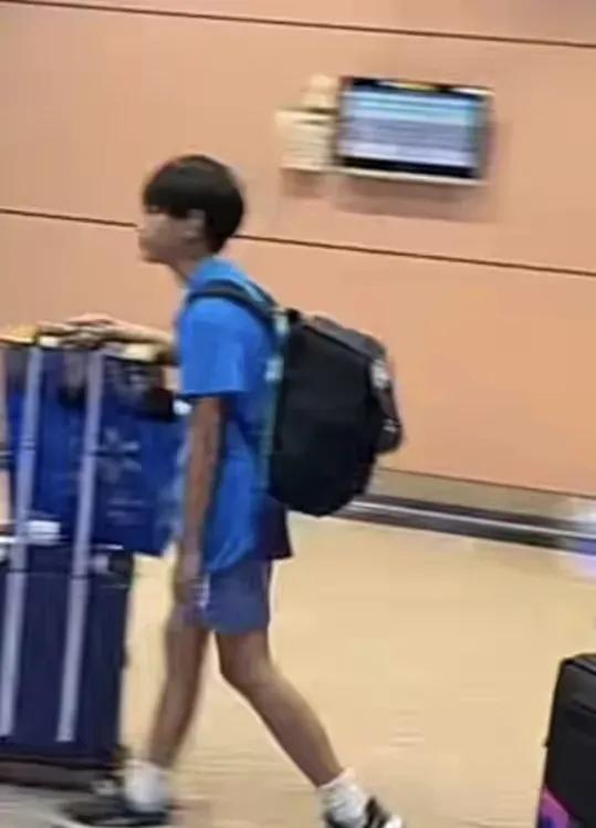 小箖箖又黑又瘦，小小年纪腰都弯了，也许是背包压弯的，侧面看到明显的弧度。要是亲妈