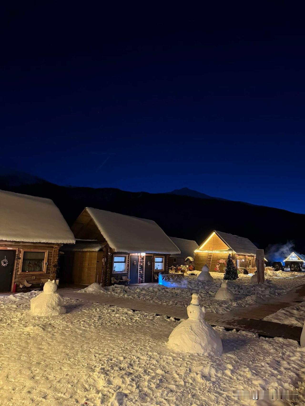 在禾木，做一场关于冬天的梦雪落满木屋，炊烟漫过天际，禾木把冬天写