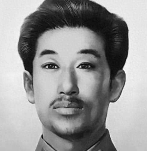 1942年，赵尚志牺牲，汉奸踢了踢他的脑袋，旁边叛徒给他一耳光：你没手吗？麻烦