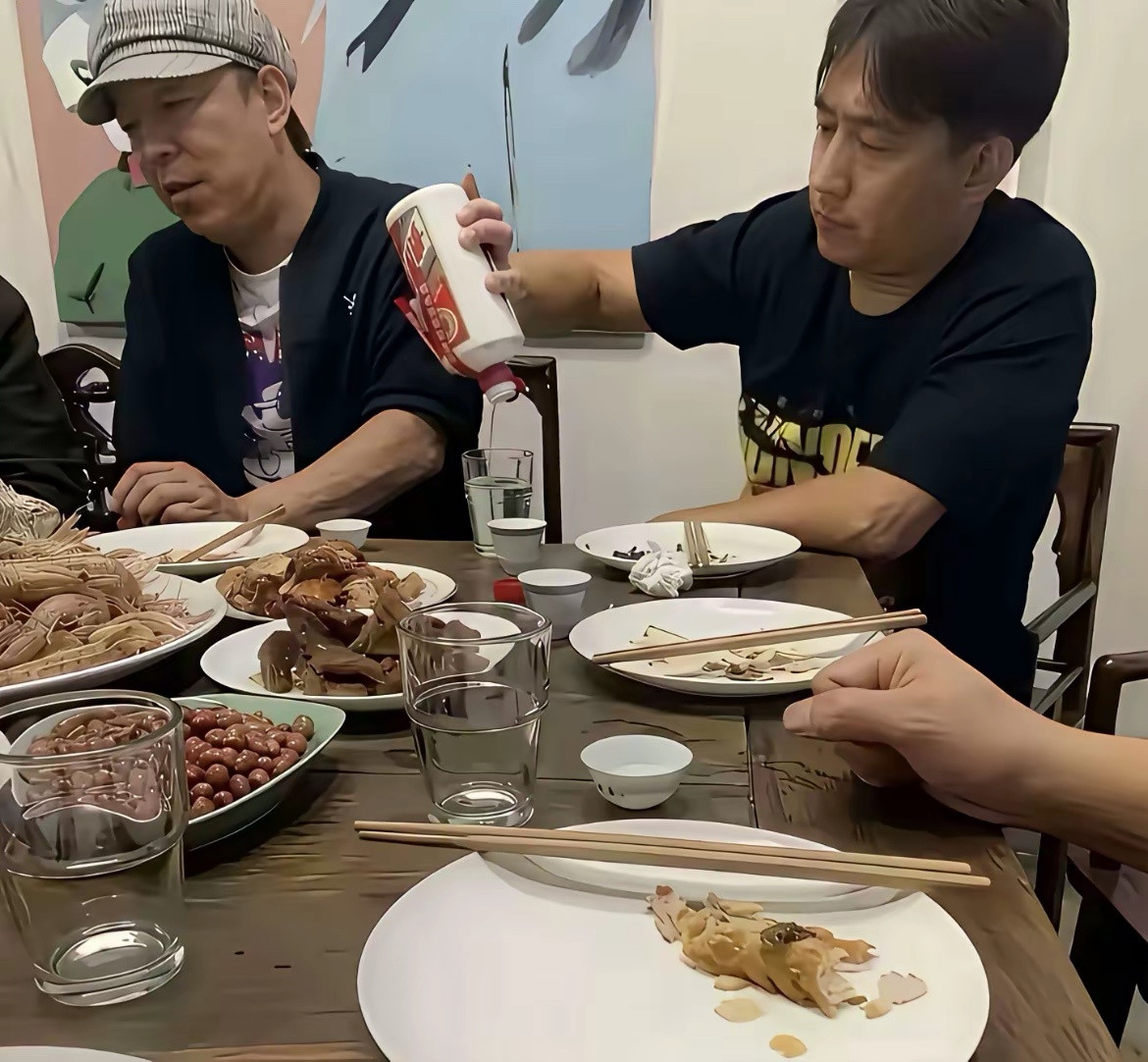 看这阵仗，明星吃饭太舍得！随便喝的都是茅台，有钱真好～