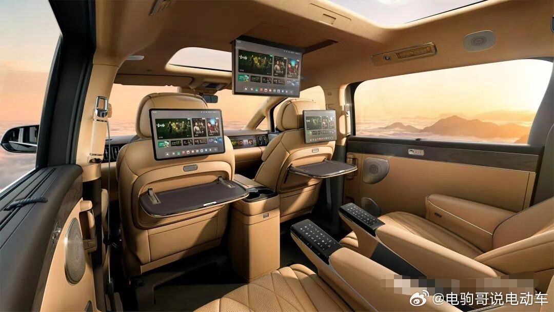 二排有三个大彩电！换代腾势D9内饰来了，这是七座版本。后排直接安排了三屏，靠背是