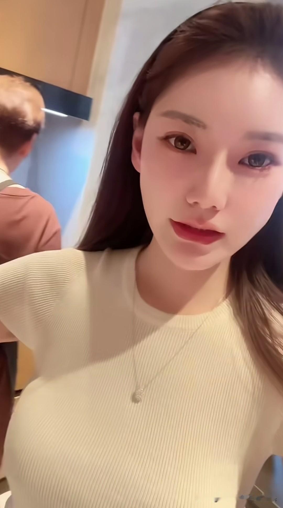 马筱梅加强曝光妈妈的能干，这次的视频中她的妈妈变胖了，变白了，变得更漂亮更有福气