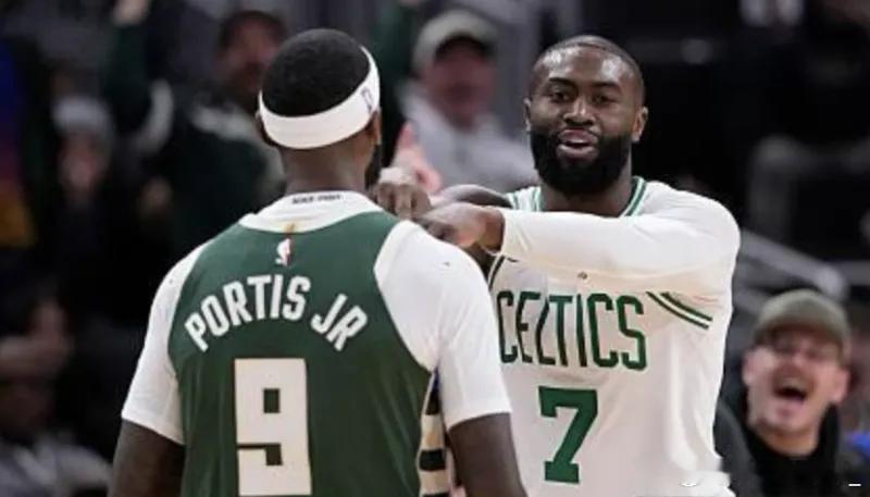 主教练接受媒体采访，谈到了在上一场比赛中雄鹿球员博比-波蒂斯对凯尔特人球员杰伦-