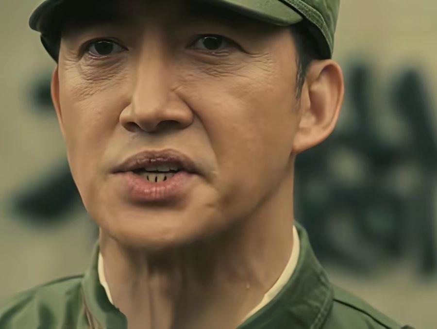 《八千里路云和月》开头就不同凡响，用喜剧幽默衬托乱世悲情。国军的