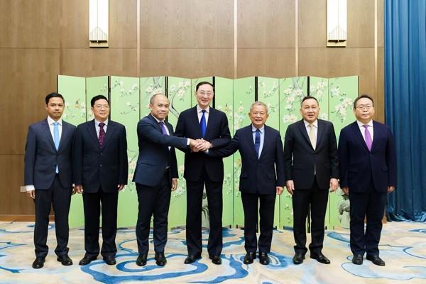 柬泰停火后，中方主持非正式会晤，中柬泰三国，笑着将手握到一起。一个好消息从上